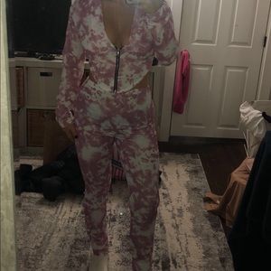 Super cute tie dye sweatsuit outfit!!